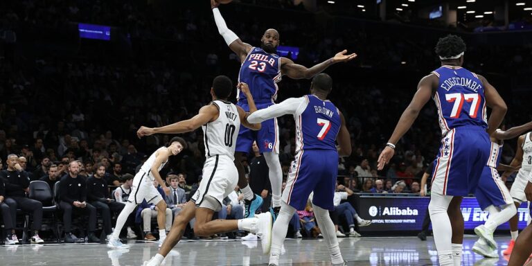 LeBron James debitovao za 76erse, u prvoj utakmici već pokazao da će biti ključan igrač LeBron James debitovao za 76erse, u prvoj utakmici već pokazao da će biti ključan igrač