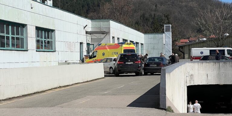 Muškarac preminuo nakon što je pronađen s opekotinama u objektu u Tuzli Muškarac preminuo nakon što je pronađen s opekotinama u objektu u Tuzli