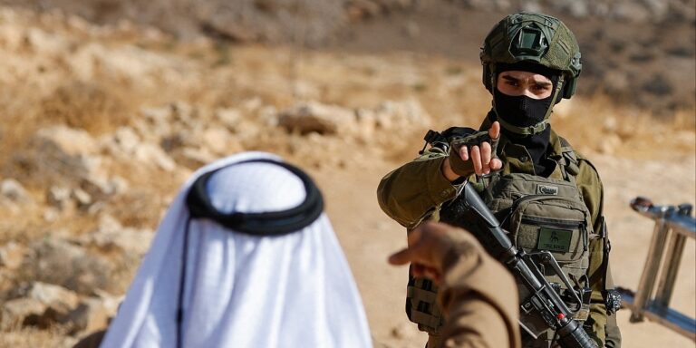 Palestinac zbog smrti izraelskog vojnika osuđen na doživotnu kaznu zatvora, mora platiti i 1,3 miliona dolara Palestinac zbog smrti izraelskog vojnika osuđen na doživotnu kaznu zatvora, mora platiti i 1,3 miliona dolara