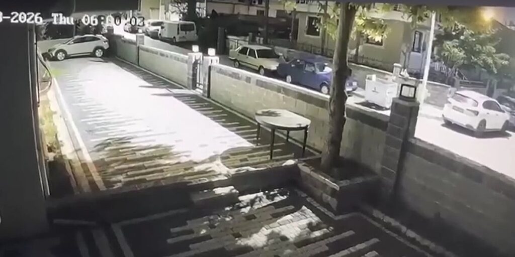 Sigurnosna kamera u Istanbulu zabilježila trenutak urušavanja zgrade: Ulicu prekrio oblak prašine Sigurnosna kamera u Istanbulu zabilježila trenutak urušavanja zgrade: Ulicu prekrio oblak prašine