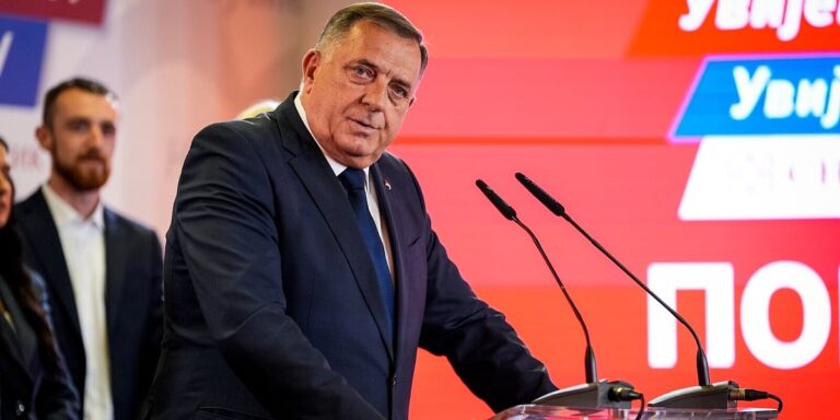 Trumpovi politički savjetnici radili za Dodikovu stranku pred izbore, posao naplatili stotine hiljada dolara Trumpovi politički savjetnici radili za Dodikovu stranku pred izbore, posao naplatili stotine hiljada dolara