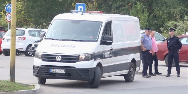 Tuzlaka terete da je automobilom prešao policajcu preko stopala pa povrijedio još dvojicu njegovih kolega Tuzlaka terete da je automobilom prešao policajcu preko stopala pa povrijedio još dvojicu njegovih kolega