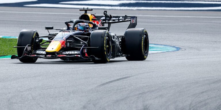 Verstappen slavio na haotičnoj utrci u Maleziji, Ferrarijevi stratezi se ponovo obrukali Verstappen slavio na haotičnoj utrci u Maleziji, Ferrarijevi stratezi se ponovo obrukali